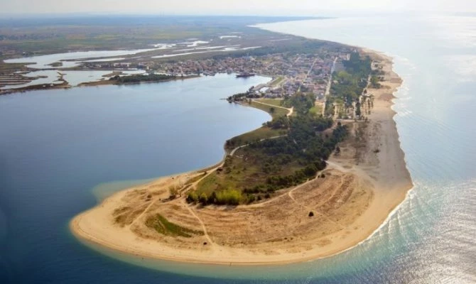 Το χωριουδάκι που είναι όλο παραλία – Βρίσκεται σε χερσόνησο που μπαίνει ένα χιλιόμετρο στη θάλασσα (βίντεο)